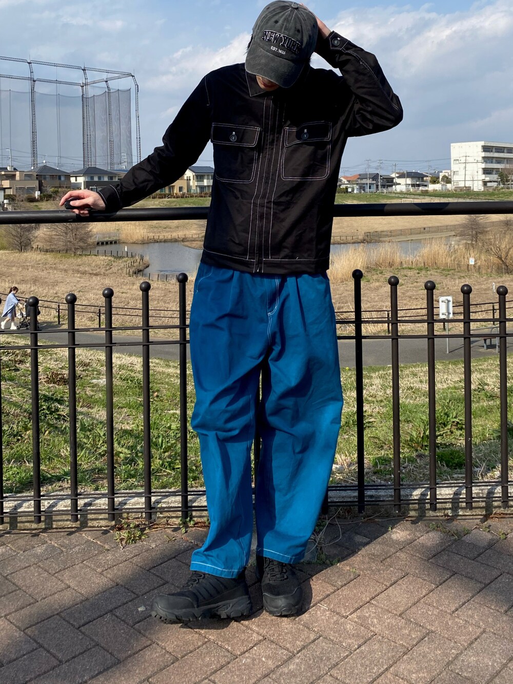 ブラック系のジャケット/アウター、ブラック系の帽子を着用したメンズの春コーディネートの2枚目の写真