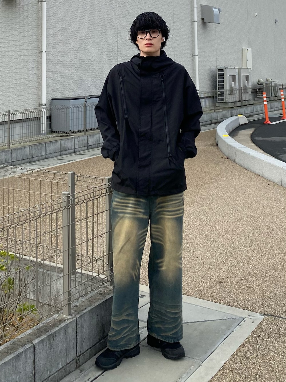 「秋コーデ、古着MIX、ブラック、デニム、今日のコーデ、お出かけコーデ、デニムパンツ、ナイロンジャケット、メガネ男子、秋服準備はじめました、秋のコーデ、秋服、プチプラ、古着コーデ、古着好きな人と繋がりたい」｜「usedのアイテム（その他トップス、ブラック系）」を使った、亮.さん（メンズ・180cm）の秋コーディネートの2枚目の写真