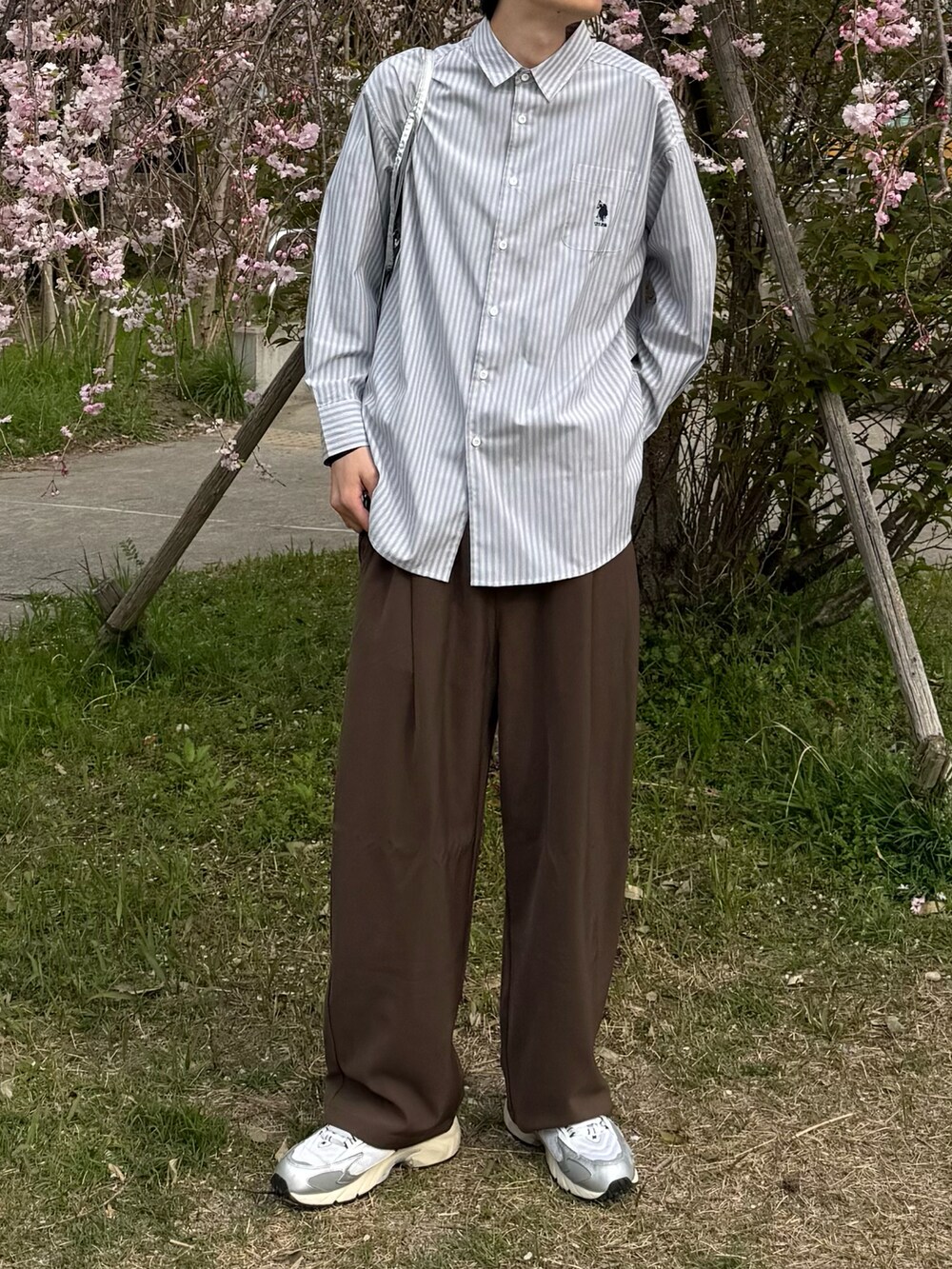 ホワイト系のトップスを着用したメンズの春コーディネートの3枚目の写真