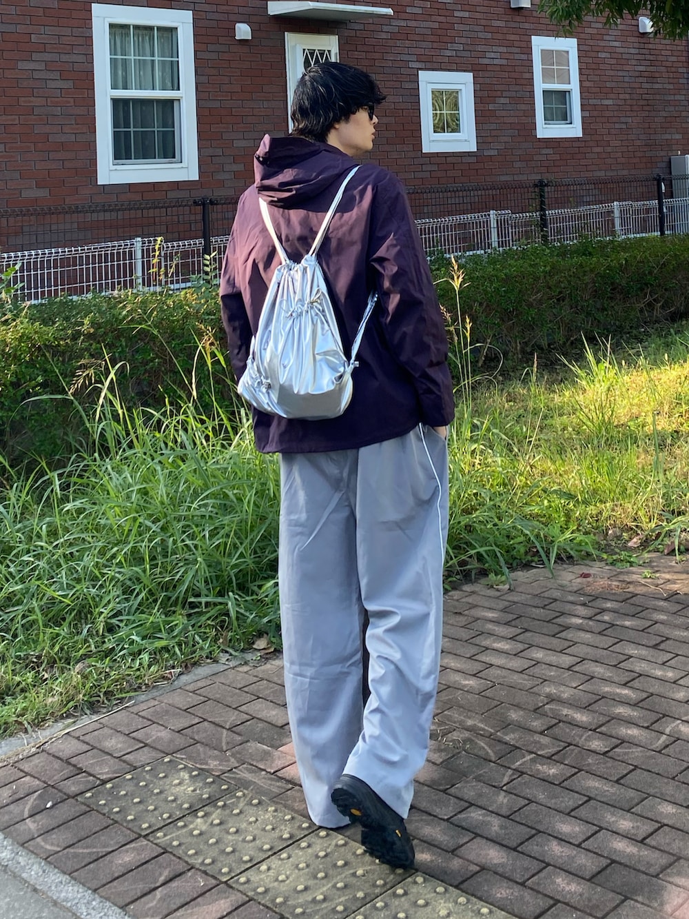 パープル系のジャケット/アウターを着用したメンズの春コーディネートの2枚目の写真