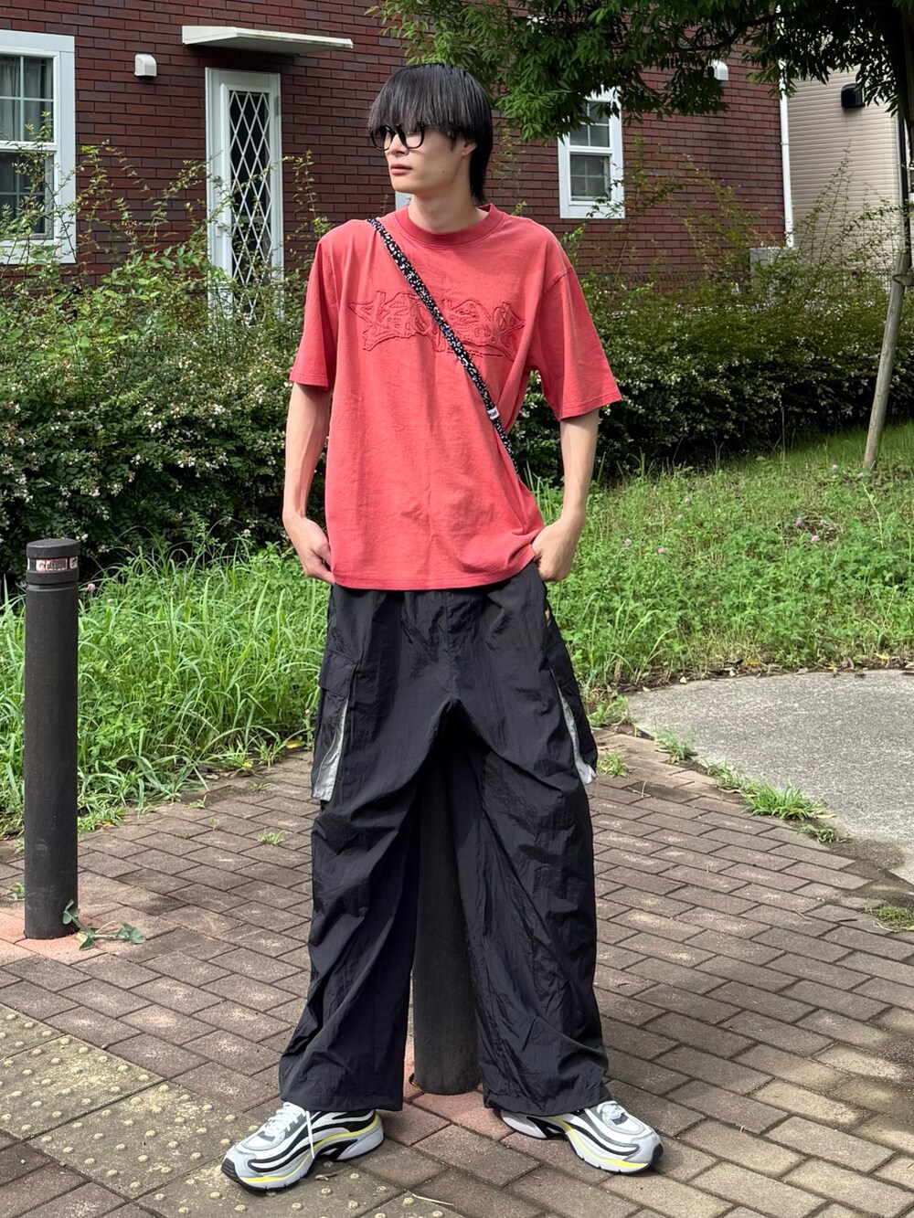 レッド系のTシャツ/カットソーを着用したメンズの夏コーディネートの2枚目の写真