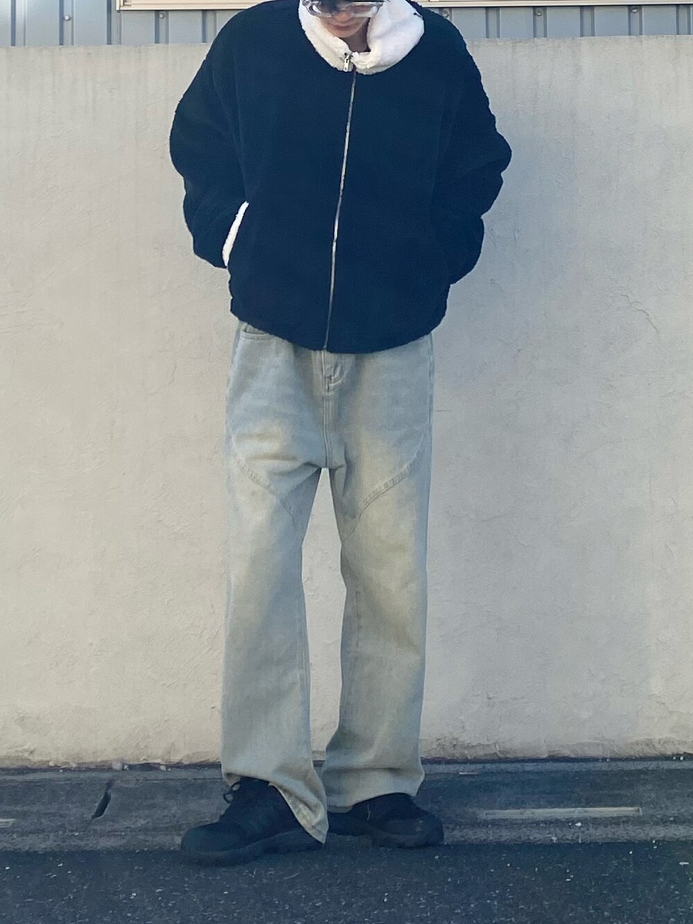 ブラック系のトップスを着用したメンズの冬コーディネートの2枚目の写真