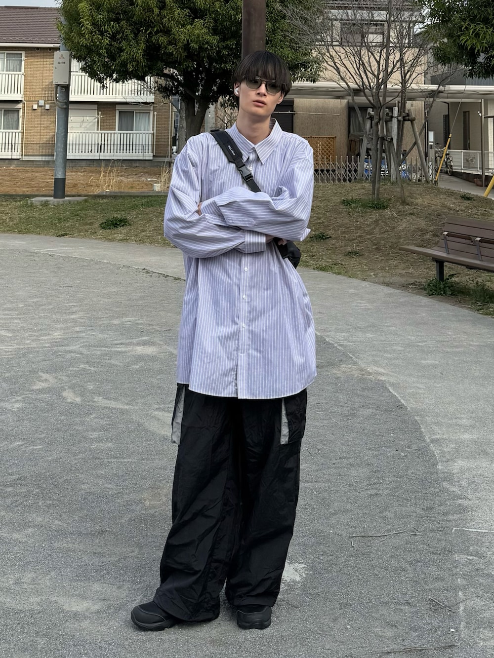 パープル系のシャツ/ブラウス、ブラック系のカーゴパンツ、グレー系のサングラスを着用したメンズの春コーディネートの3枚目の写真