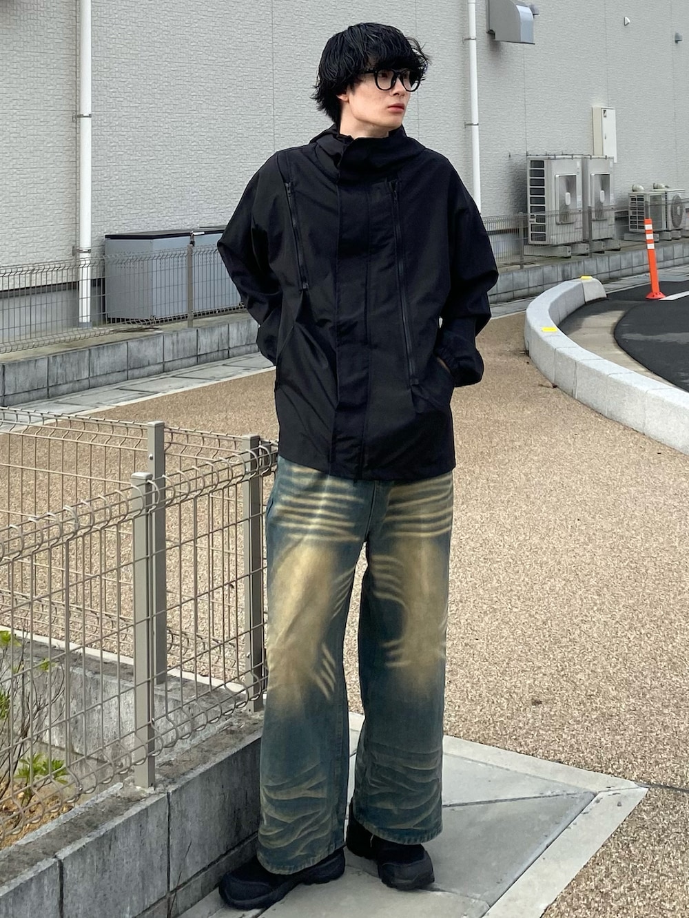 「秋コーデ、古着MIX、ブラック、デニム、今日のコーデ、お出かけコーデ、デニムパンツ、ナイロンジャケット、メガネ男子、秋服準備はじめました、秋のコーデ、秋服、プチプラ、古着コーデ、古着好きな人と繋がりたい」｜「usedのアイテム（その他トップス、ブラック系）」を使った、亮.さん（メンズ・180cm）の秋コーディネートの3枚目の写真