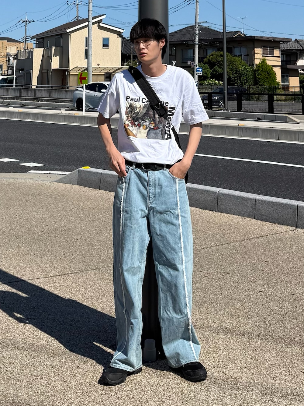 ホワイト系のトップスを着用したメンズの夏コーディネートの2枚目の写真