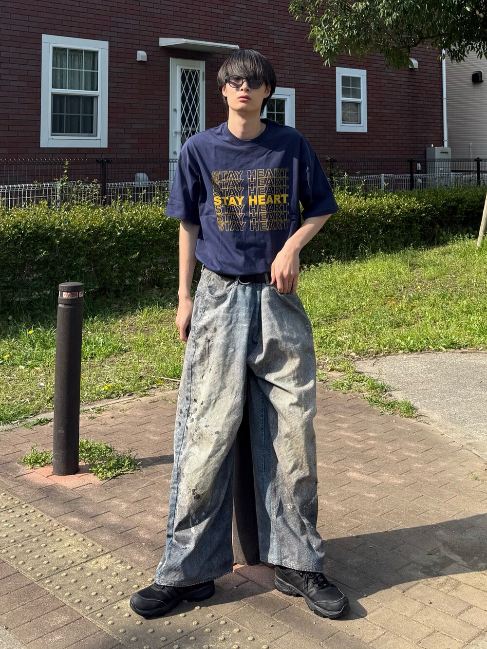 ブルー系のTシャツ/カットソーを着用したメンズの夏コーディネートの2枚目の写真