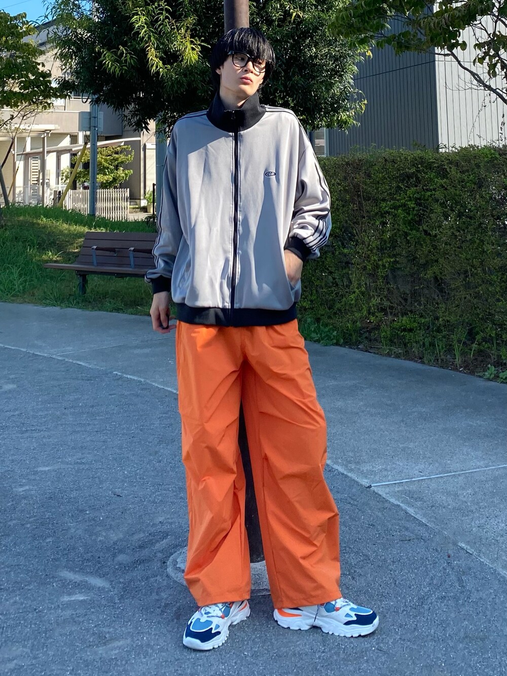 グレー系のブルゾンを着用したメンズの秋コーディネートの2枚目の写真