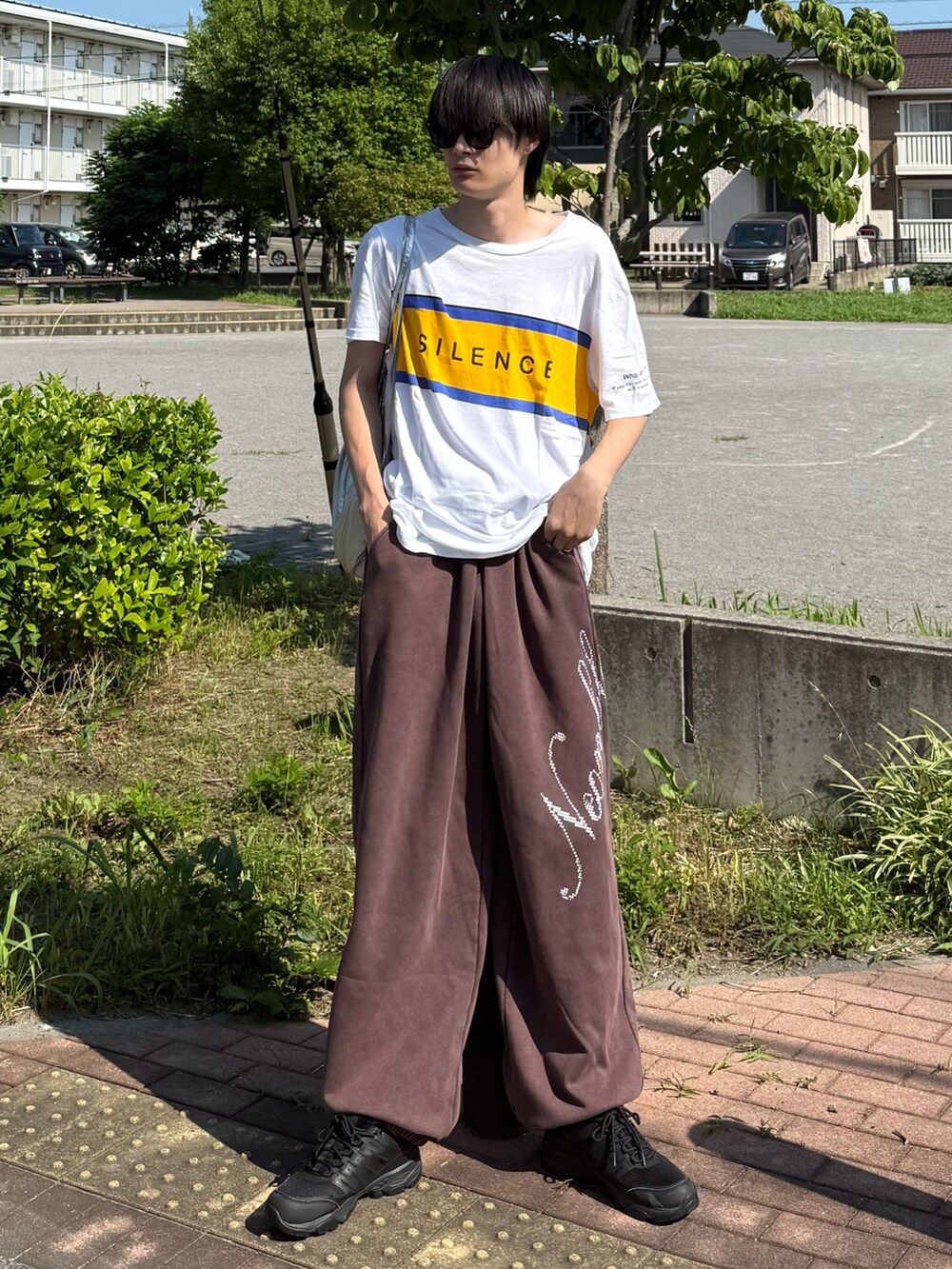 ホワイト系のTシャツ/カットソーを着用したメンズの夏コーディネートの2枚目の写真