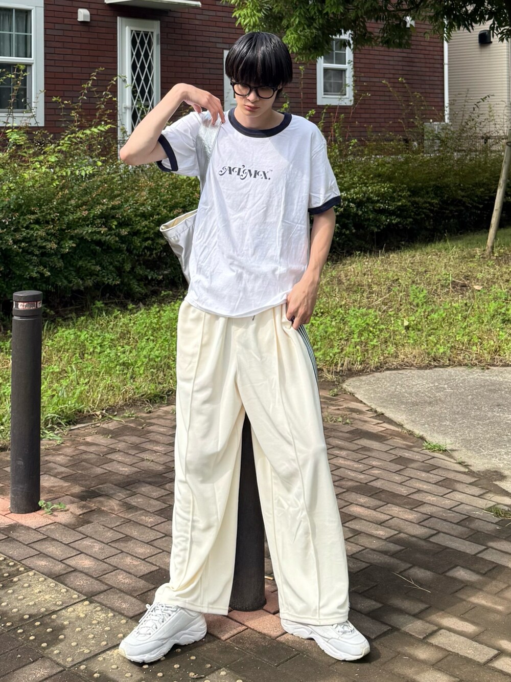 ホワイト系のその他パンツを着用したメンズの夏コーディネートの2枚目の写真