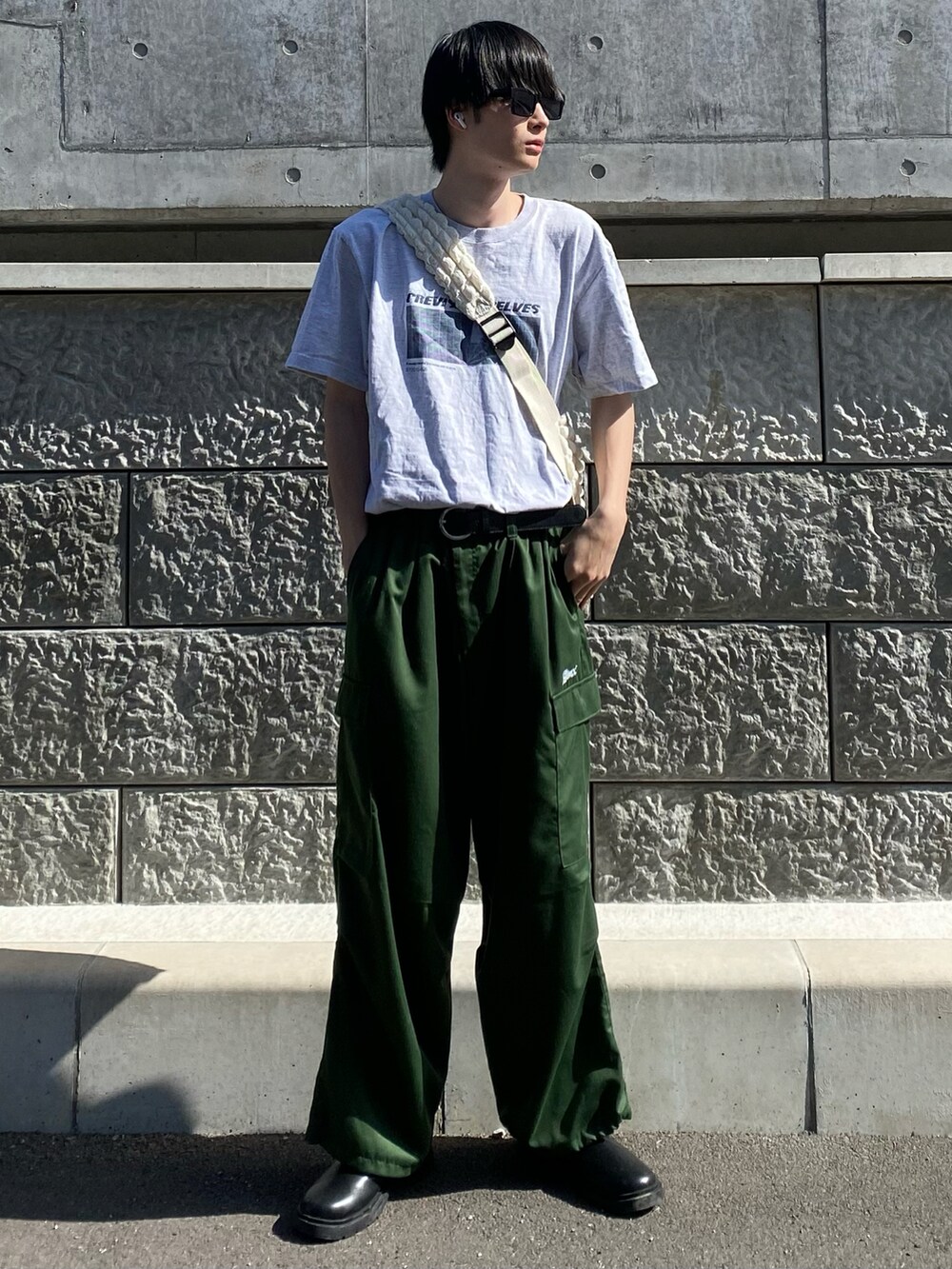 ブラック系のシューズを着用したメンズの春コーディネートの2枚目の写真