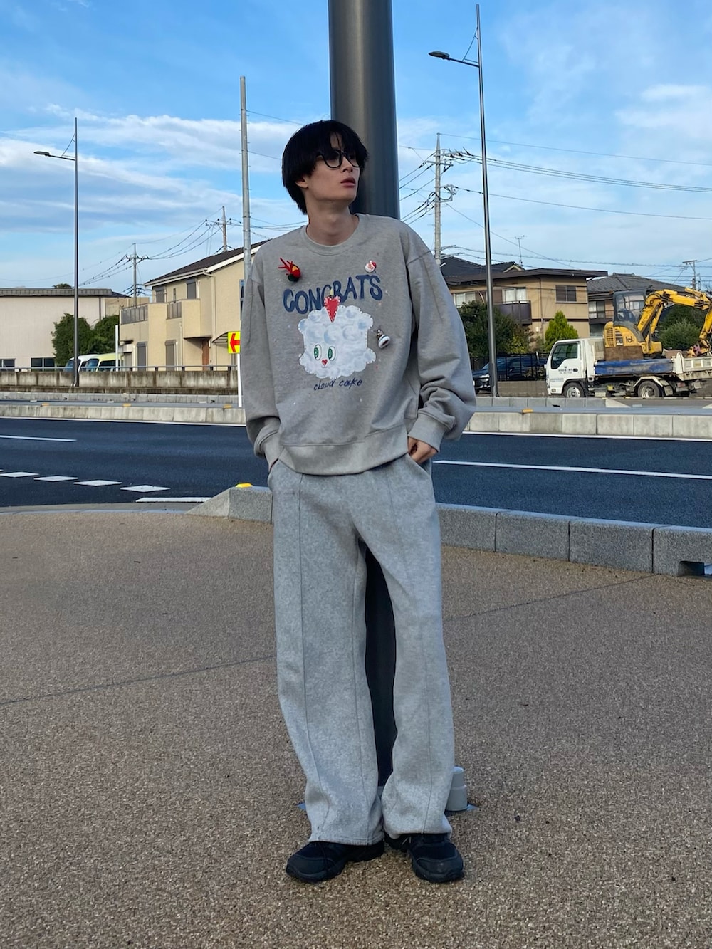 グレー系のトップスを着用したメンズの春コーディネートの2枚目の写真