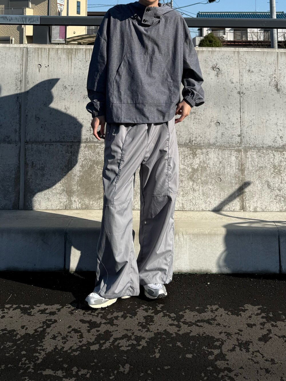 グレー系のトップスを着用したメンズの春コーディネートの2枚目の写真
