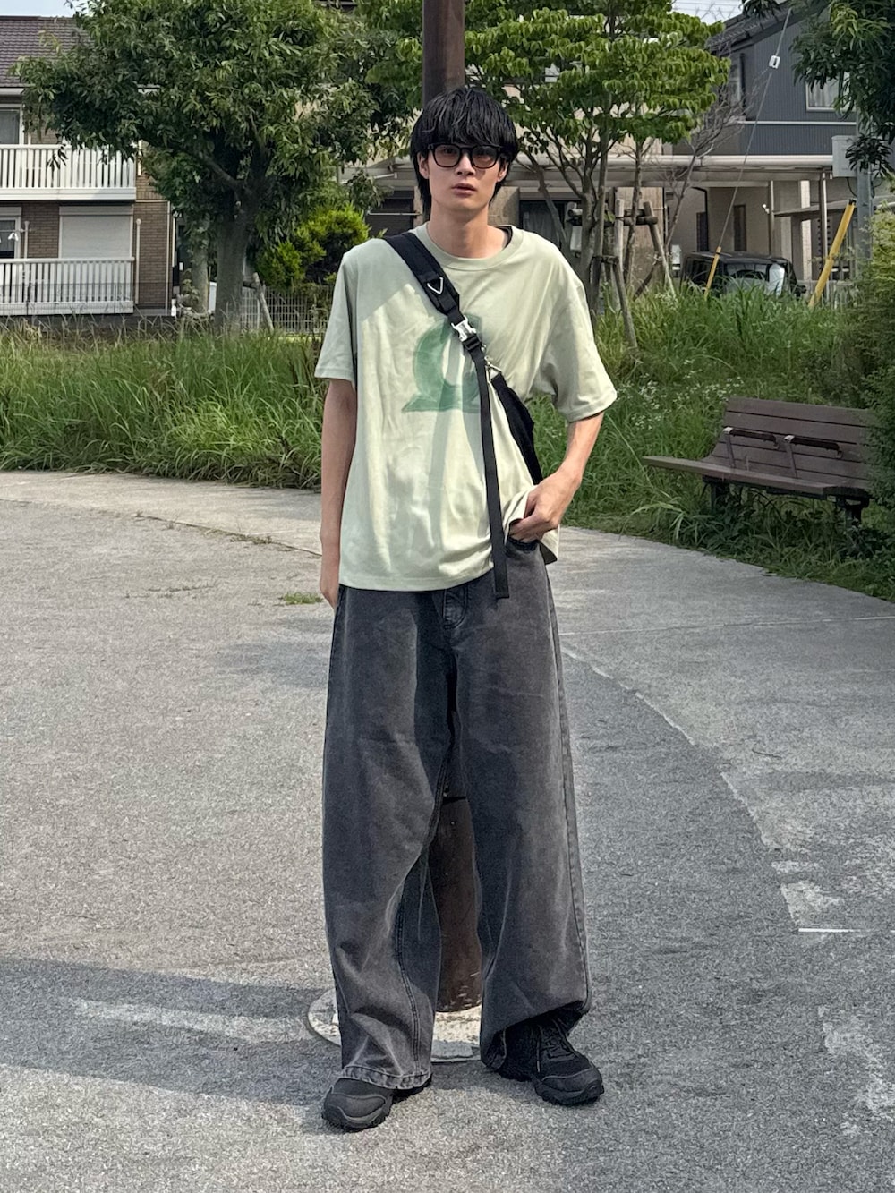 グリーン系のTシャツ/カットソーを着用したメンズの夏コーディネートの2枚目の写真
