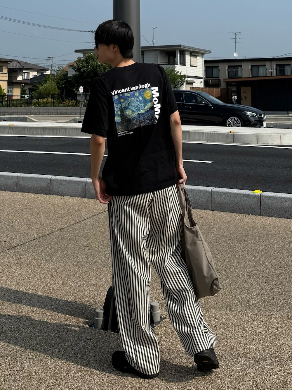 ブラック系のTシャツ/カットソーを着用したメンズの夏コーディネートの2枚目の写真