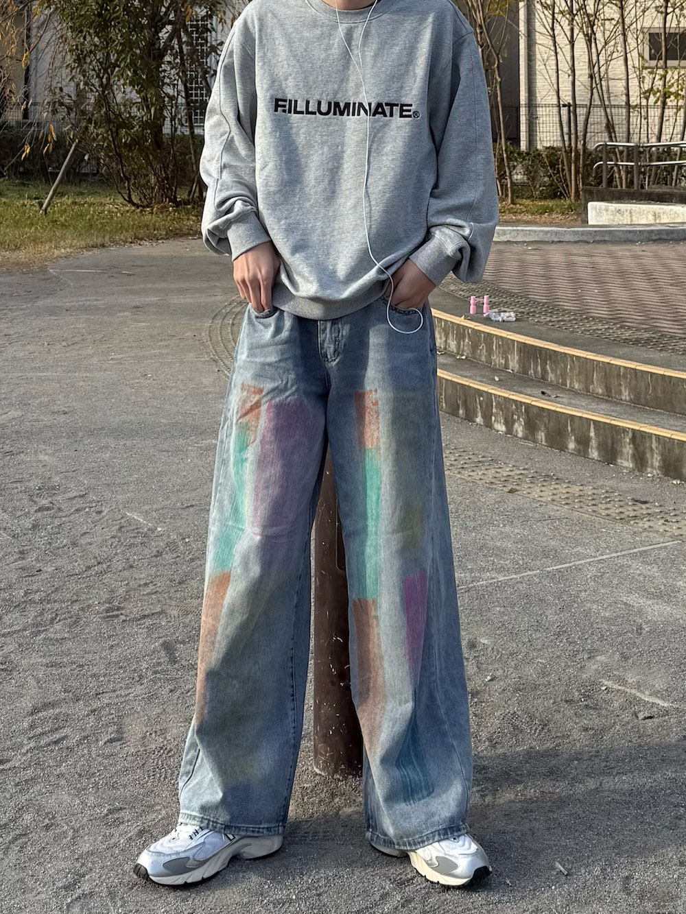 グレー系のトップス、ブルー系のパンツを着用したメンズの秋コーディネートの2枚目の写真