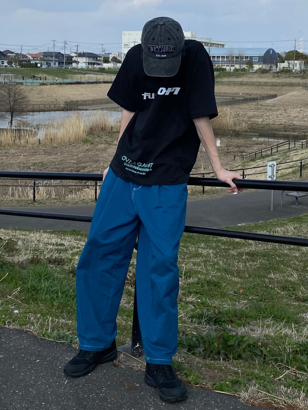 ブラック系のトップスを着用したメンズの春コーディネートの2枚目の写真