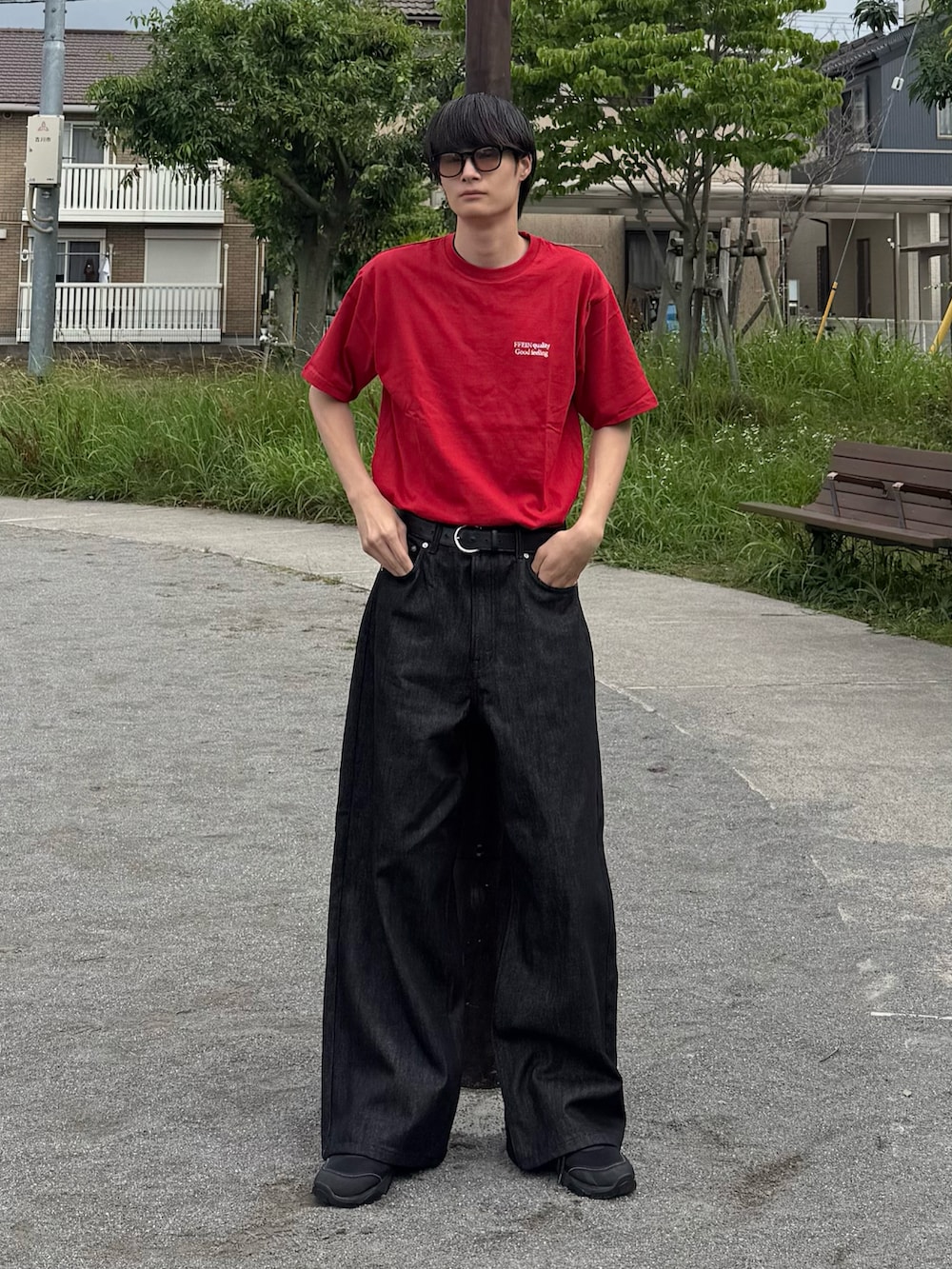 ブラック系のデニムパンツ、レッド系のTシャツ/カットソーを着用したメンズの夏コーディネートの2枚目の写真