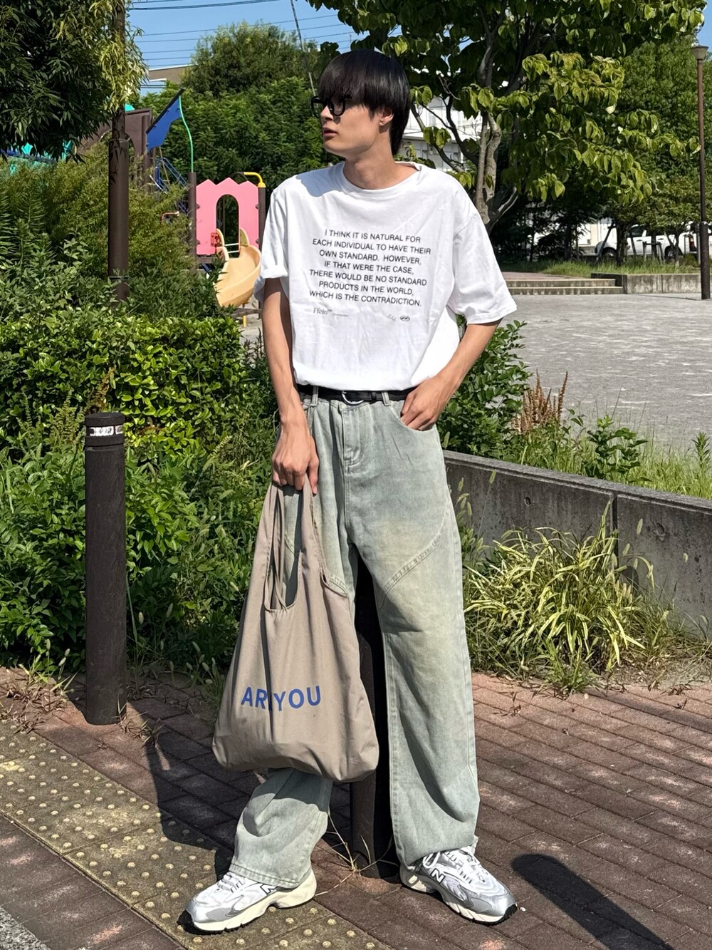 ホワイト系のTシャツ/カットソーを着用したメンズの夏コーディネートの2枚目の写真