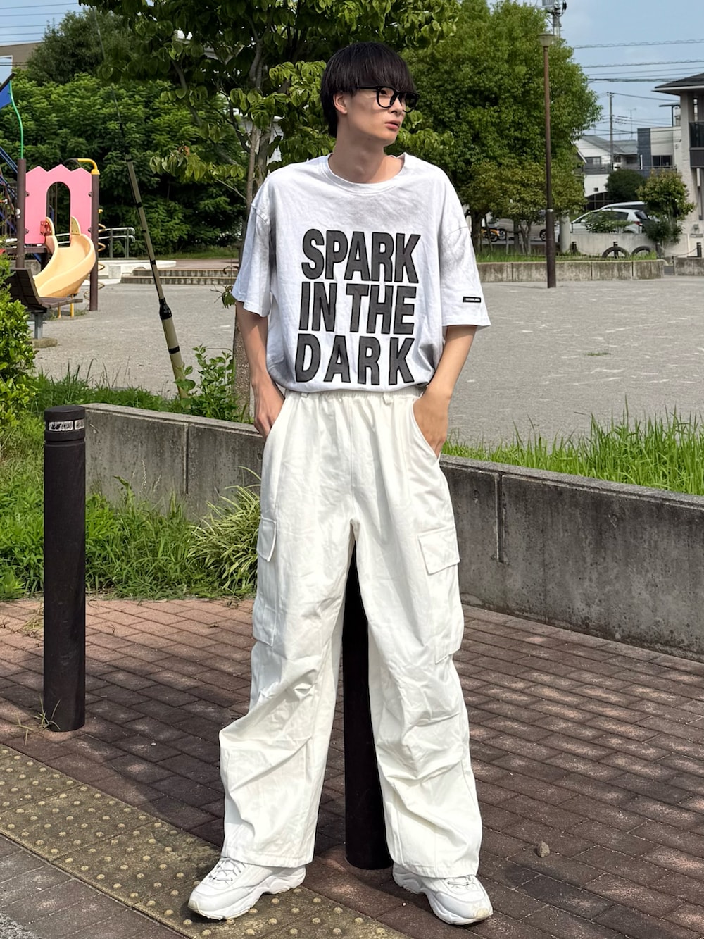 ホワイト系のスニーカー、ホワイト系のトップス、ホワイト系のカーゴパンツを着用したメンズの夏コーディネートの2枚目の写真