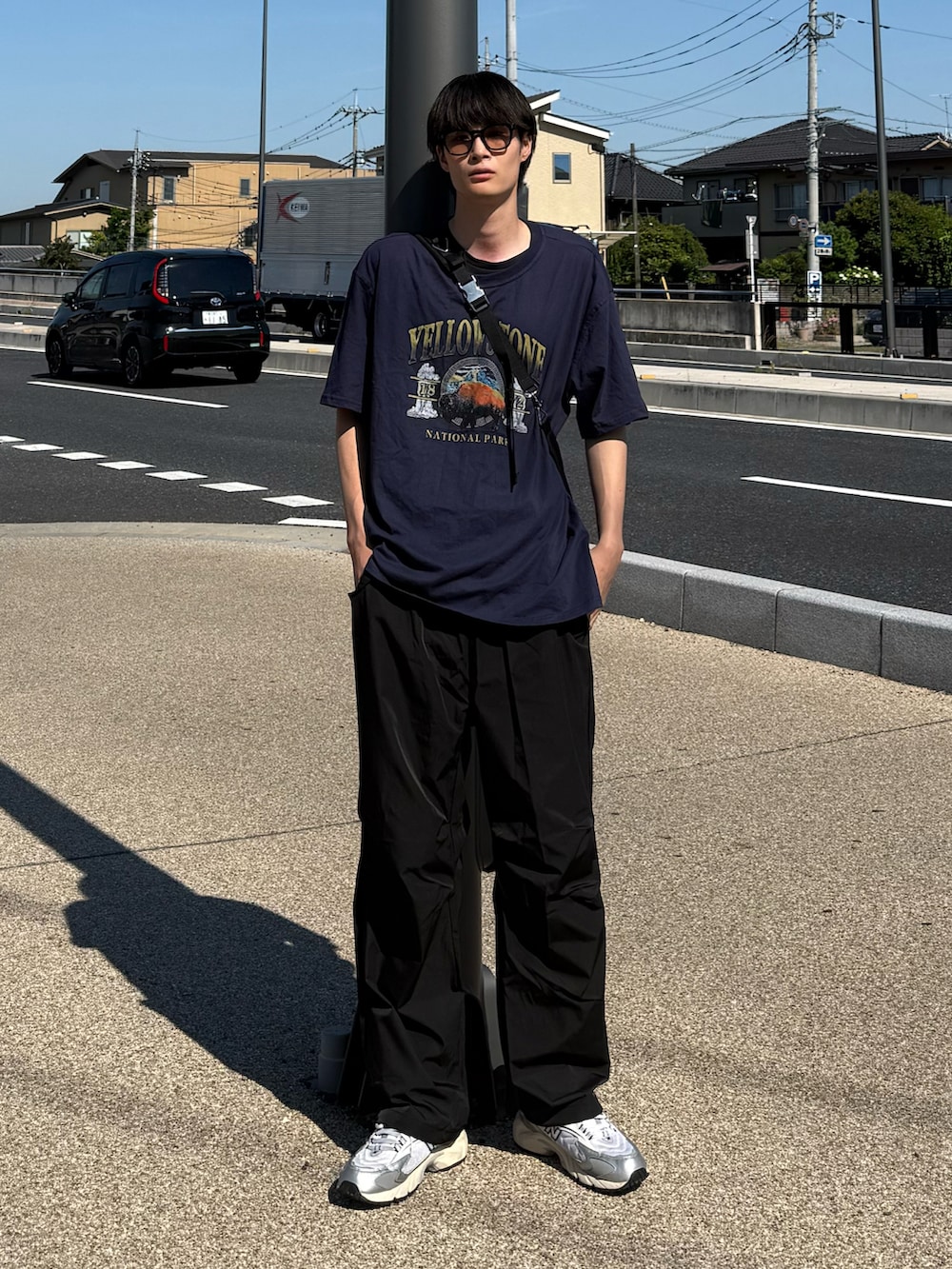 グレー系のシューズを着用したメンズの夏コーディネートの2枚目の写真