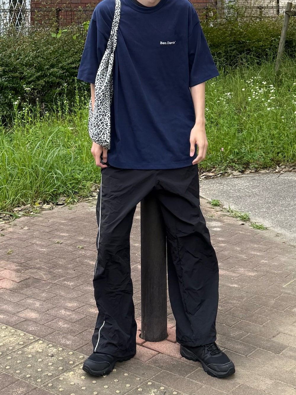 ブラック系のトップスを着用したメンズの夏コーディネートの3枚目の写真