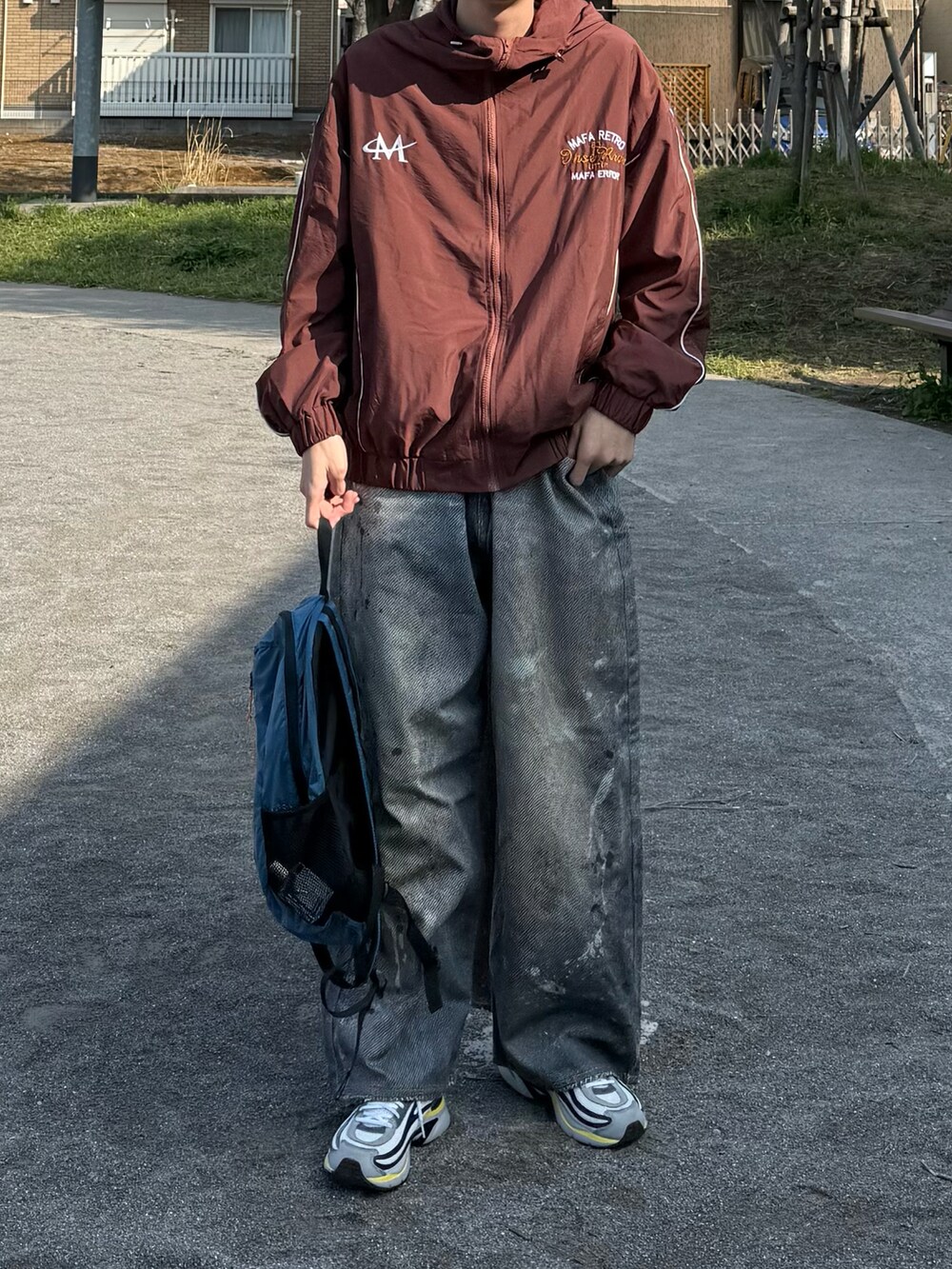 ブラウン系のジャケット/アウター、ブルー系のバッグを着用したメンズの春コーディネートの3枚目の写真