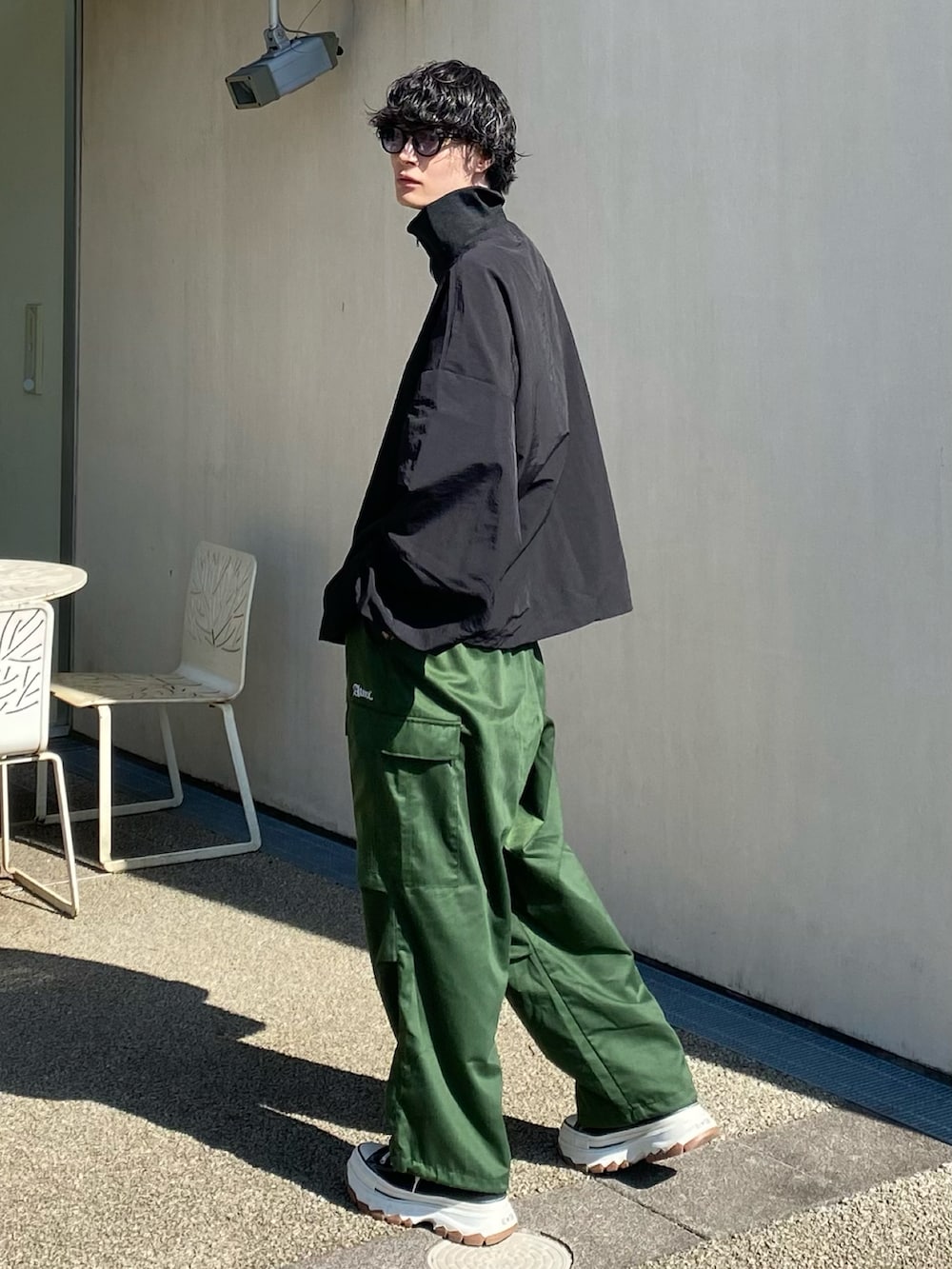 ブラック系のその他トップスを着用したメンズの秋コーディネートの3枚目の写真