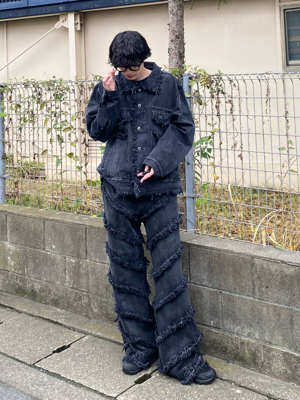 ブラック系のセットアップを着用したメンズの秋コーディネートの3枚目の写真