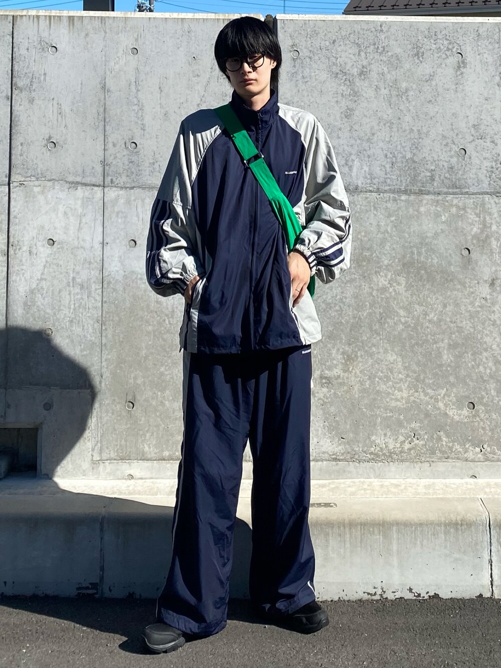 ブラック系のトップスを着用したメンズの秋コーディネートの2枚目の写真