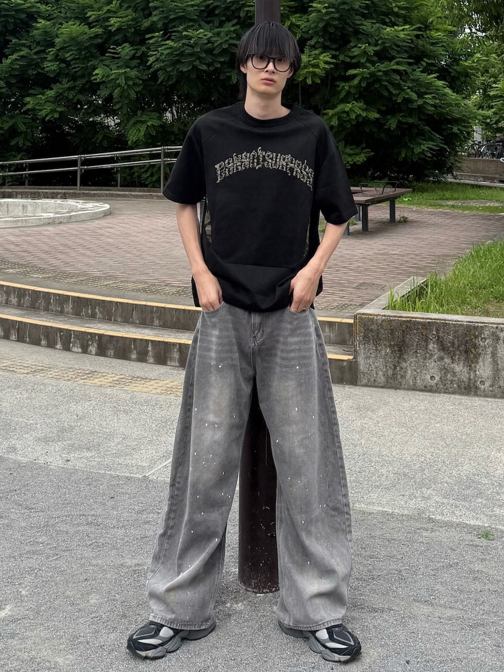 ブラック系のTシャツ/カットソー、グレー系のデニムパンツ、グレー系のシューズを着用したメンズの夏コーディネートの2枚目の写真