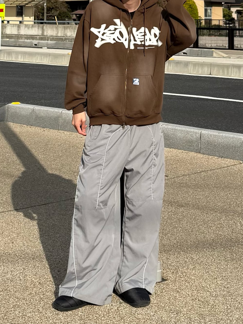 ブラウン系のパーカーを着用したメンズの春コーディネートの2枚目の写真