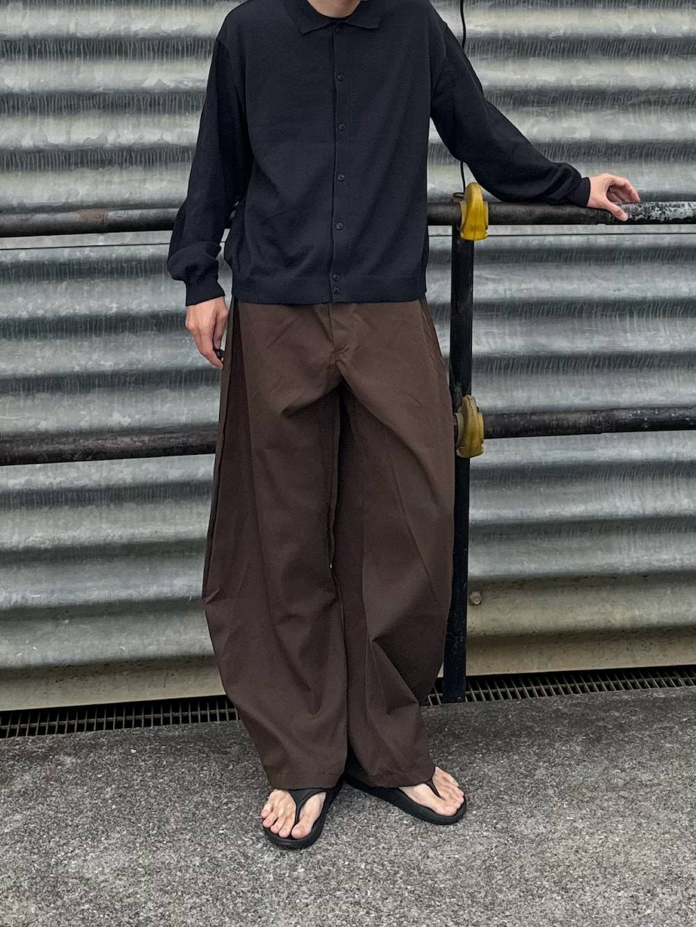 ブラウン系のTシャツ/カットソーを着用したメンズの秋コーディネートの2枚目の写真