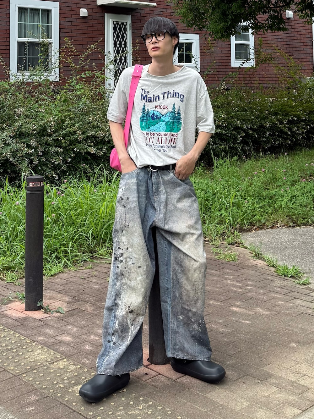 グレー系のTシャツ/カットソーを着用したメンズの夏コーディネートの2枚目の写真