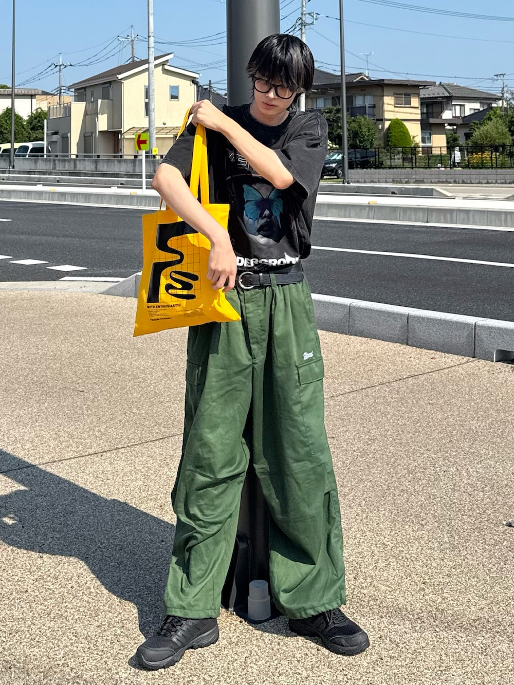 イエロー系のトートバッグを着用したメンズの夏コーディネートの2枚目の写真