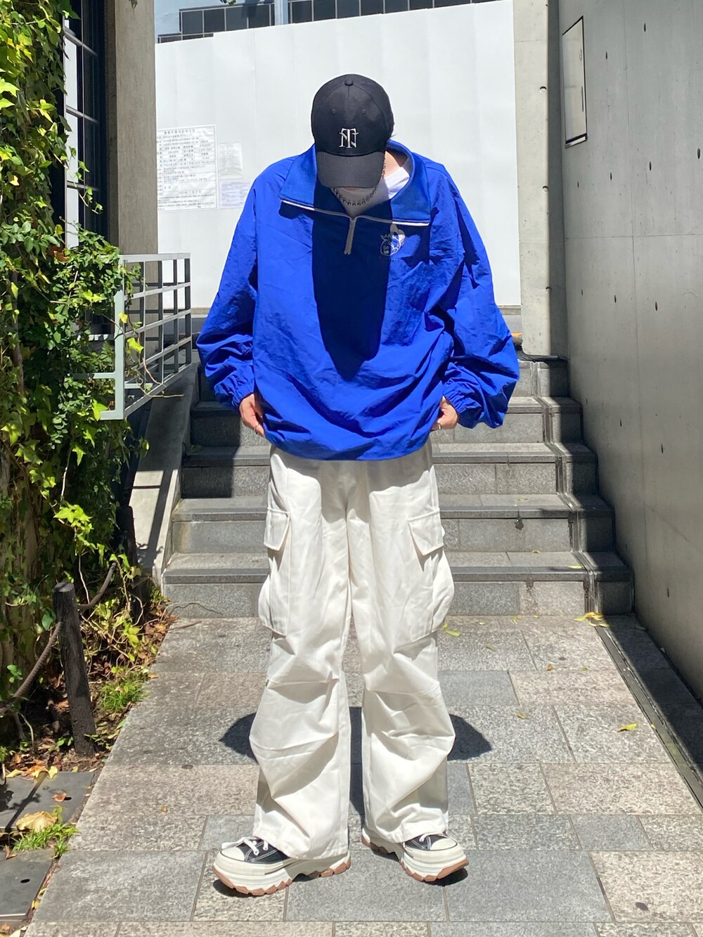 ブルー系のトップスを着用したメンズの秋コーディネートの2枚目の写真