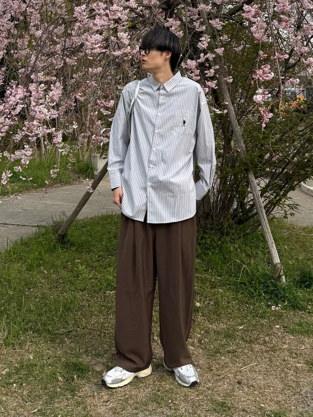 ホワイト系のトップスを着用したメンズの春コーディネートの2枚目の写真