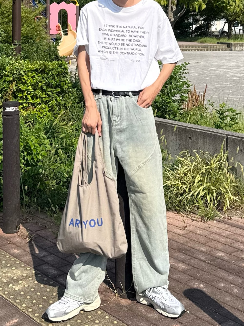 ホワイト系のTシャツ/カットソーを着用したメンズの夏コーディネートの3枚目の写真