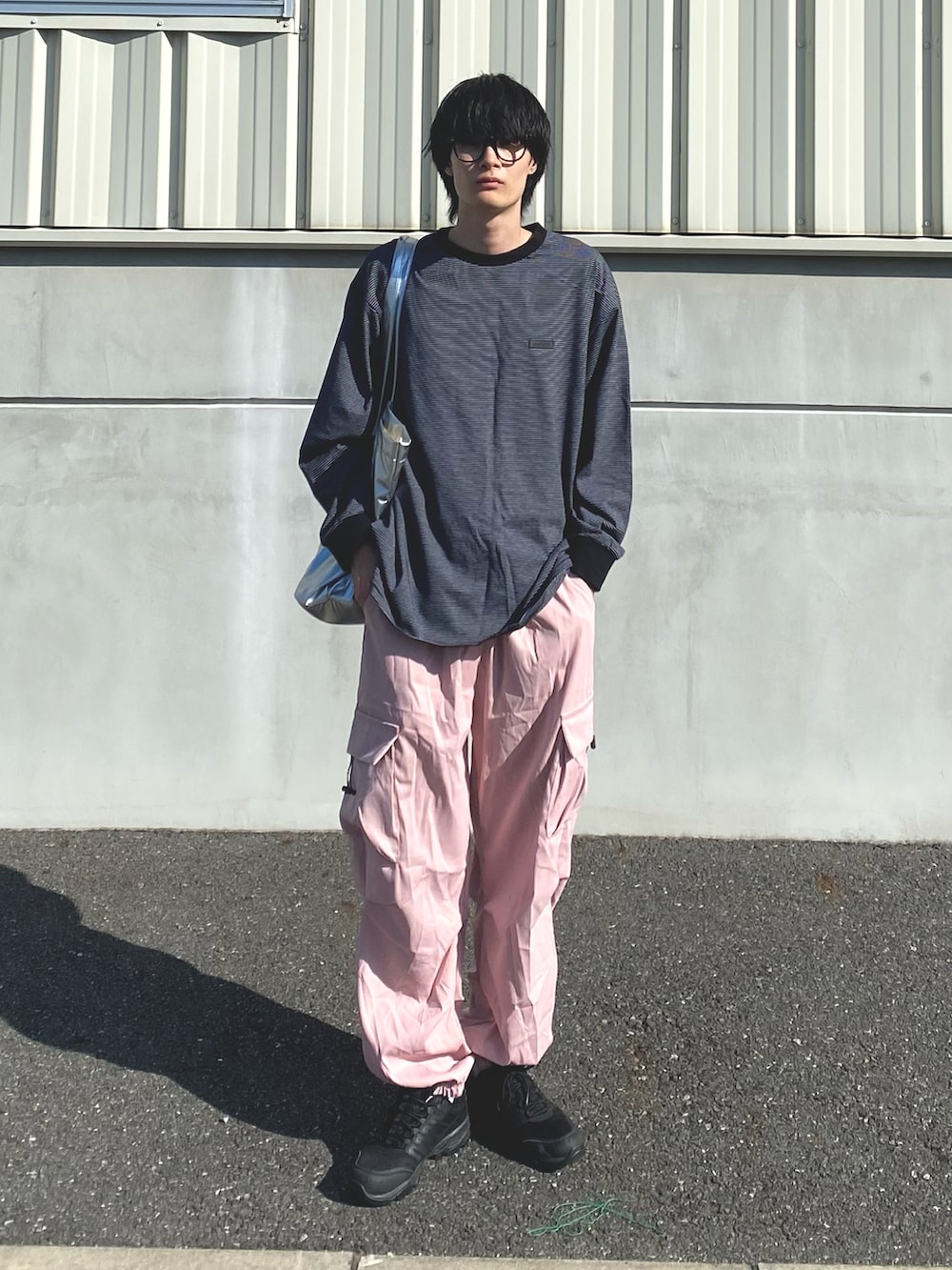 ブラック系のTシャツ/カットソー、ピンク系のカーゴパンツを着用したメンズの秋コーディネートの2枚目の写真