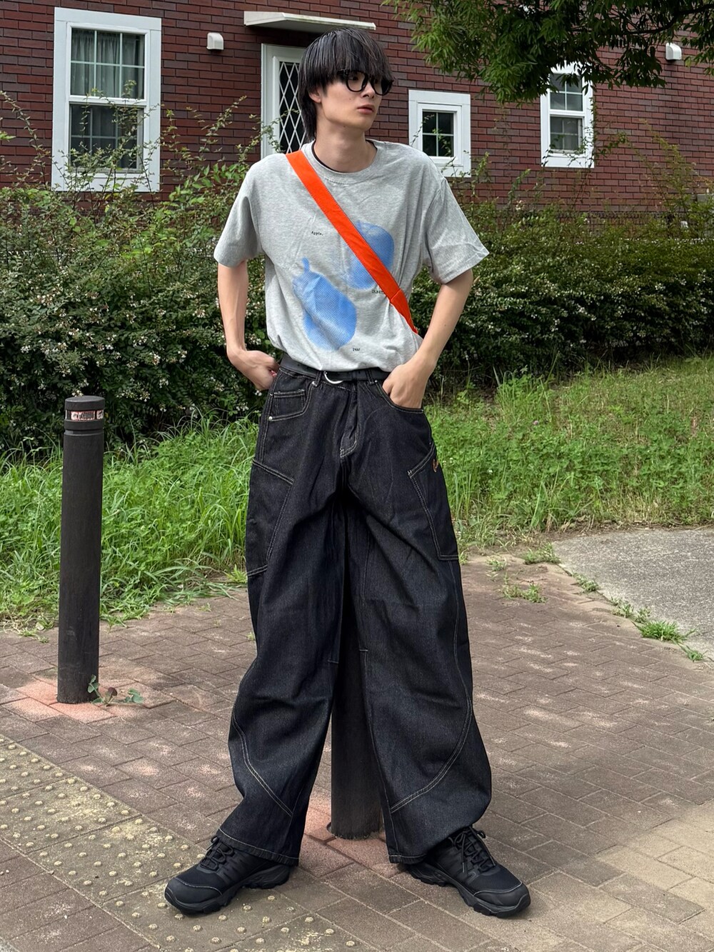 ブラック系のデニムパンツを着用したメンズの夏コーディネートの2枚目の写真