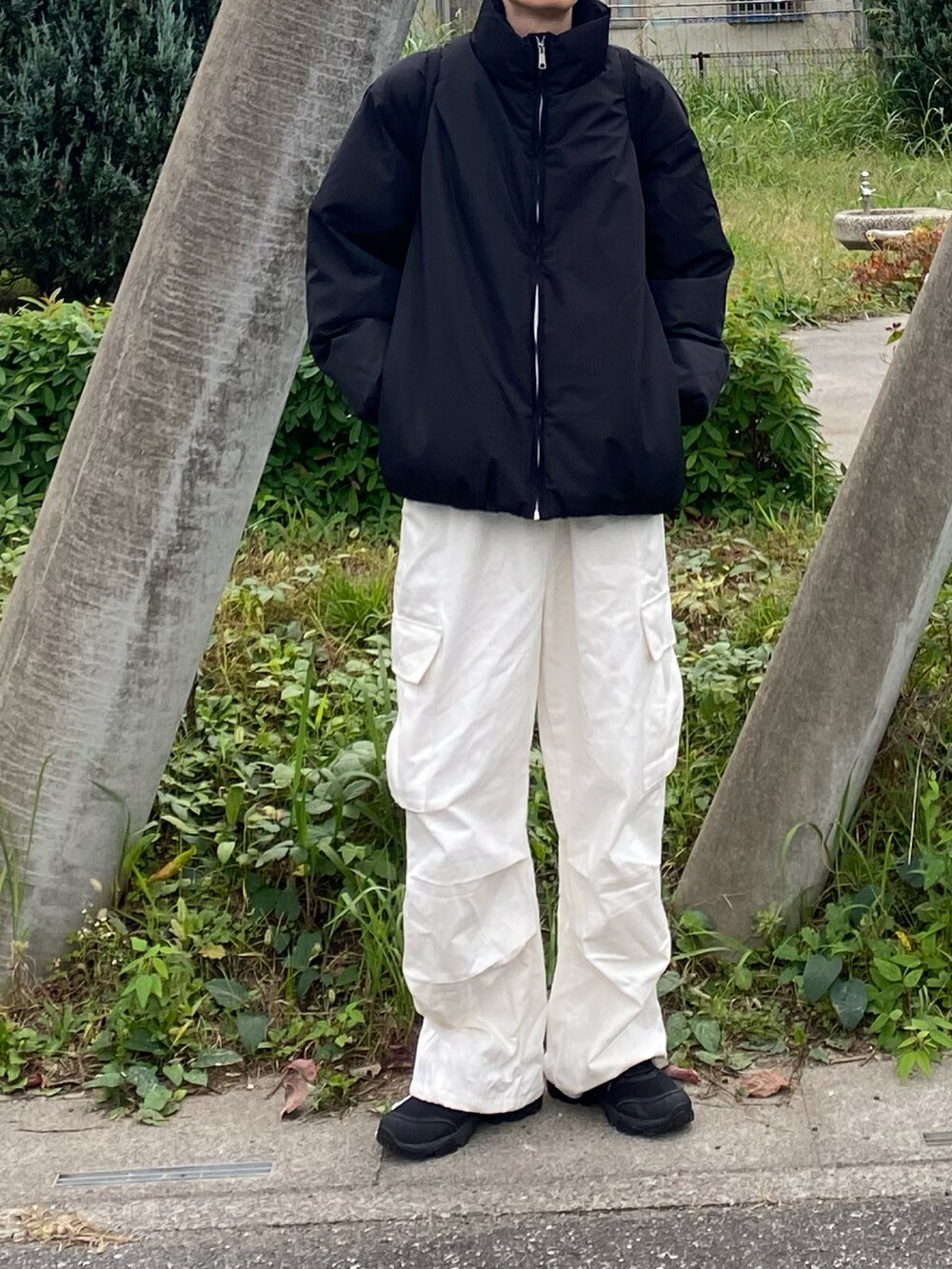 ブラック系のトップスを着用したメンズの冬コーディネートの2枚目の写真