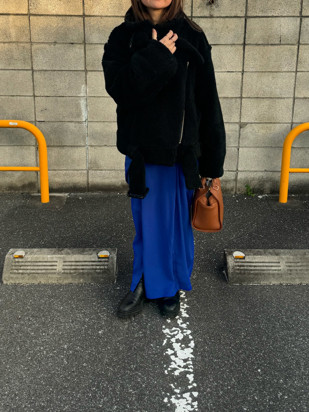 ブラック系のブルゾンを着用したレディースの冬コーディネートの2枚目の写真