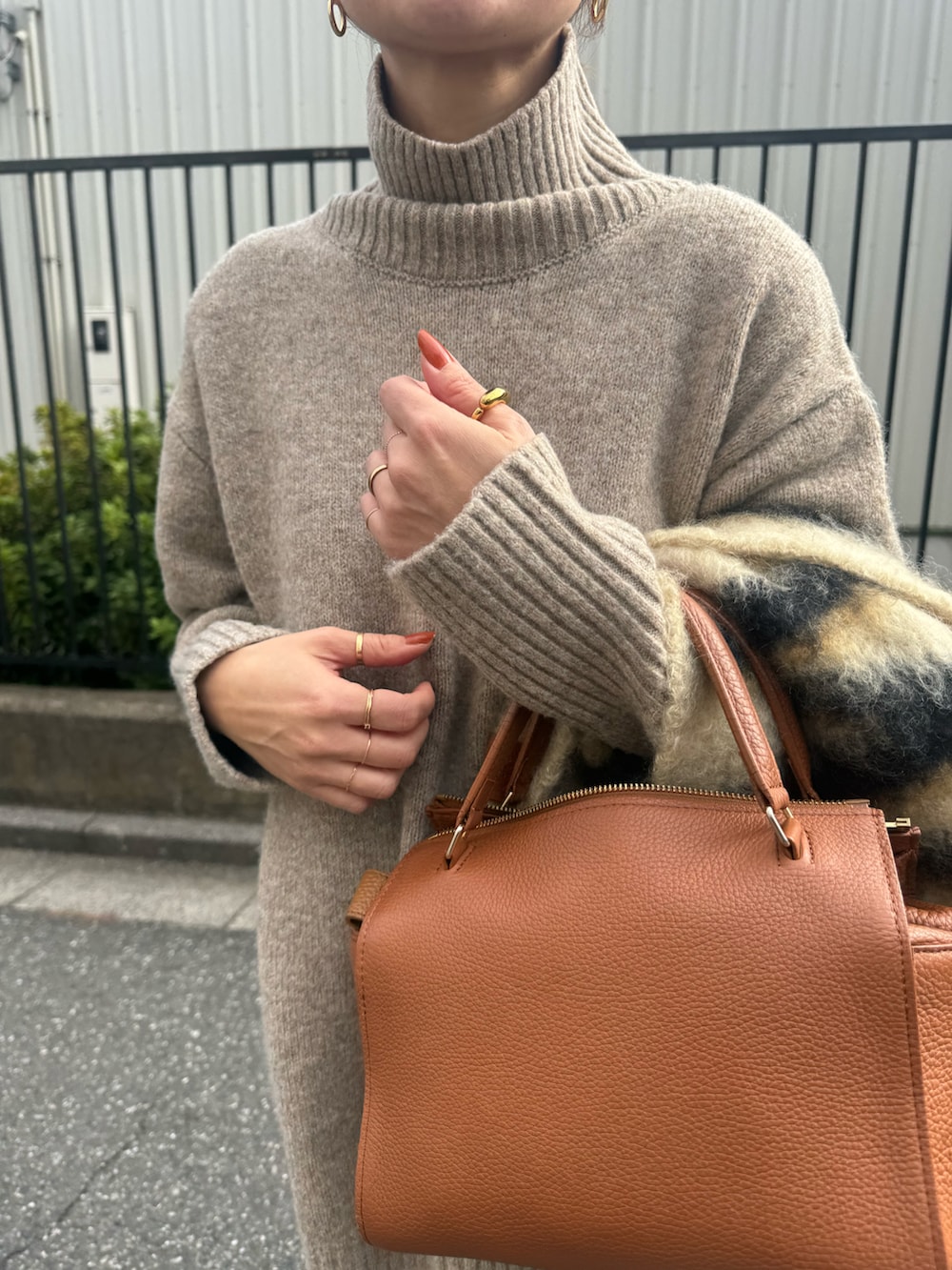 ベージュ系のニット/セーター、ベージュ系のその他パンツ、ゴールド系のリングを着用したレディースの秋コーディネートの2枚目の写真