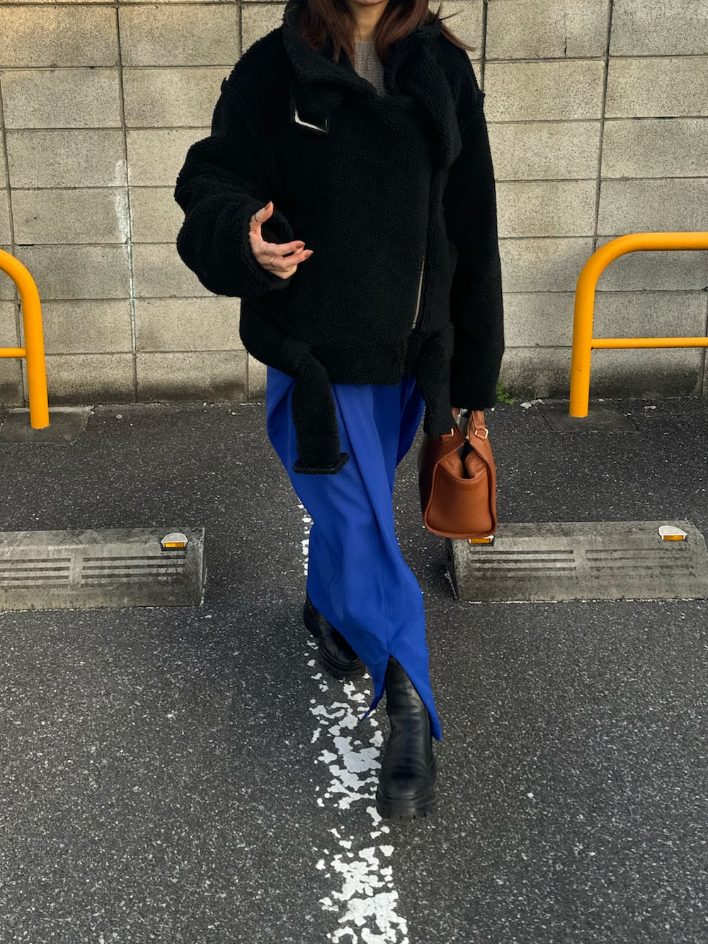 ブラック系のブルゾンを着用したレディースの冬コーディネートの3枚目の写真