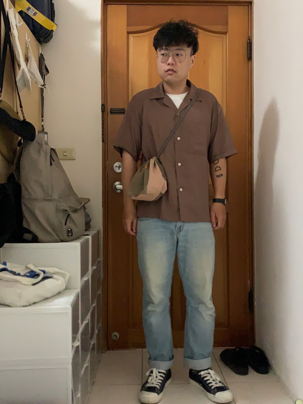 ブラウン系のシャツ/ブラウスを着用したメンズの春コーディネートの2枚目の写真