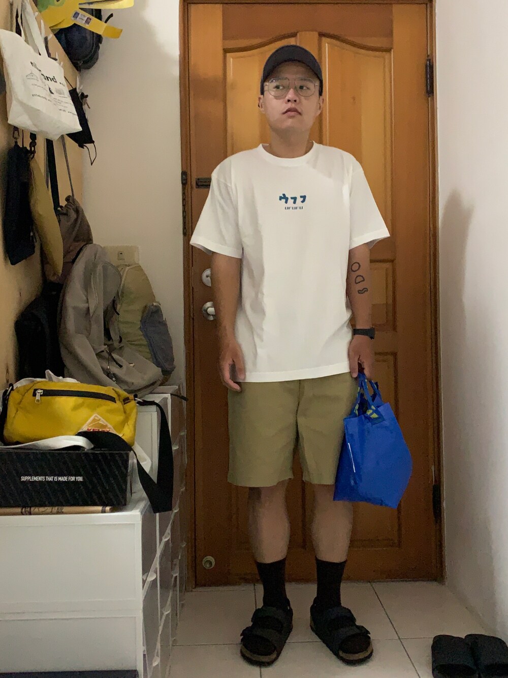 ブルー系のトートバッグを着用したメンズの夏コーディネートの2枚目の写真