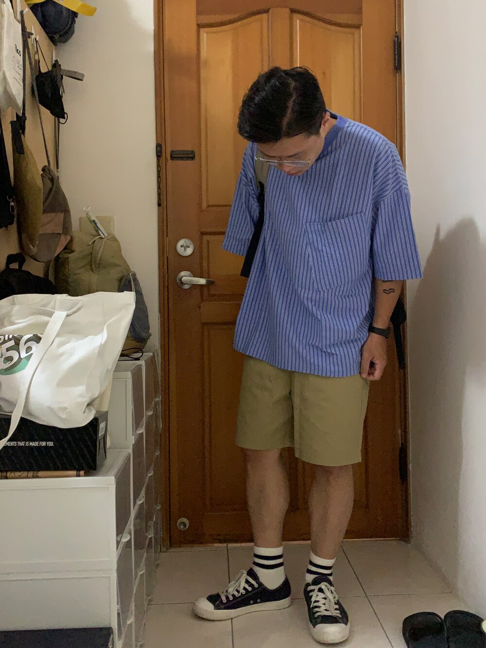 その他のTシャツ/カットソー、ベージュ系のカーゴパンツを着用したメンズの夏コーディネートの2枚目の写真