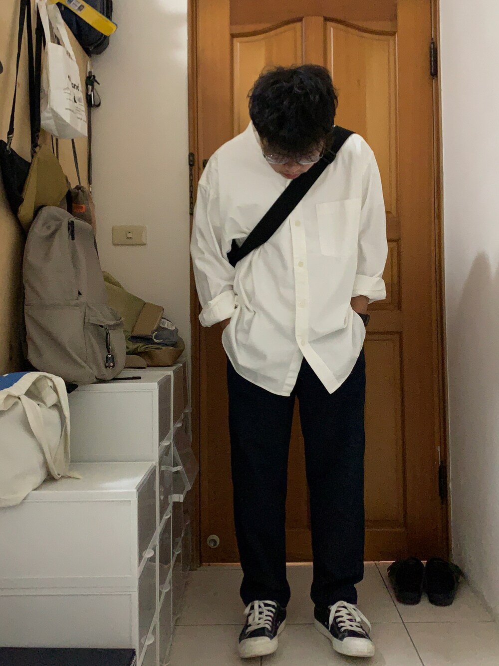 ホワイト系のシャツ/ブラウス、ブラック系のスラックスを着用したメンズの春コーディネートの2枚目の写真