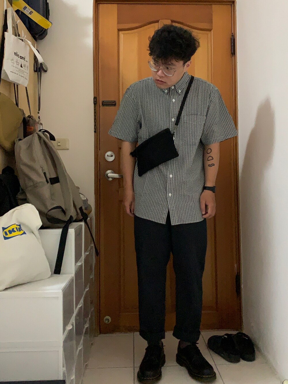 グレー系のシャツ/ブラウス、ブラック系のボディバッグ/ウエストポーチ、ブラック系のスラックスを着用したメンズの春コーディネートの2枚目の写真