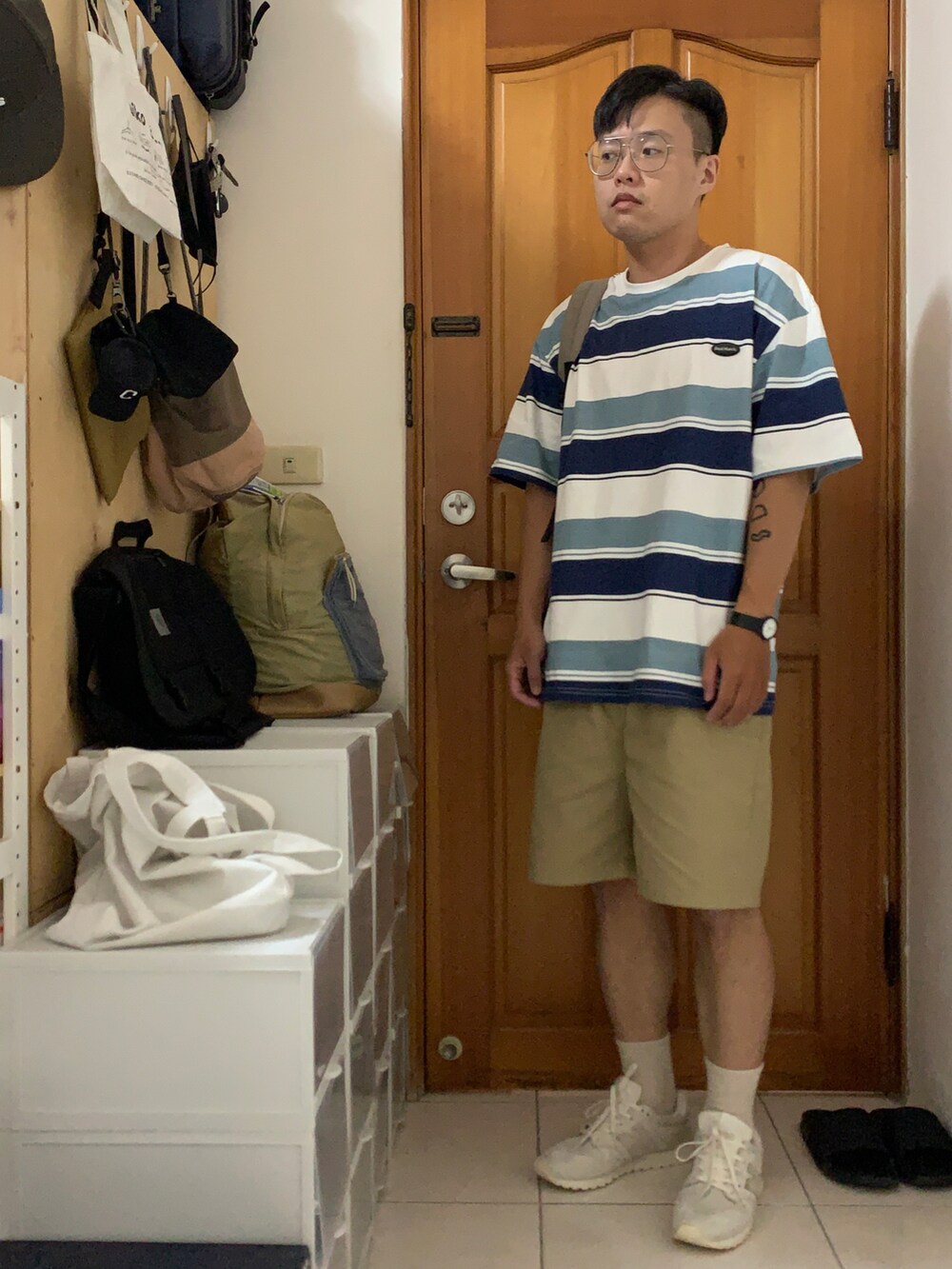 ベージュ系のスニーカーを着用したメンズの夏コーディネートの2枚目の写真