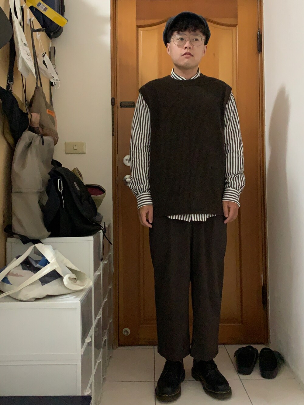 ブラック系のノーカラージャケットを着用したメンズの春コーディネートの2枚目の写真